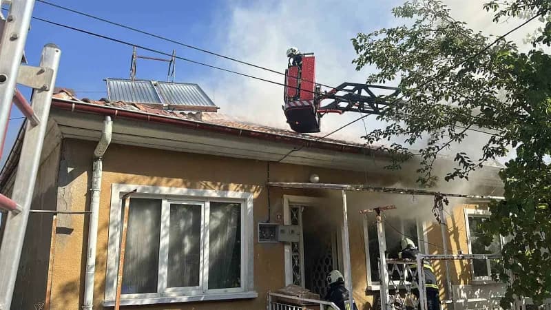 Burdur’da bir ikamette çıkan yangın, mahallede paniğe neden olurken ikametten yükselen dumanlar üzerine olay yerine gele