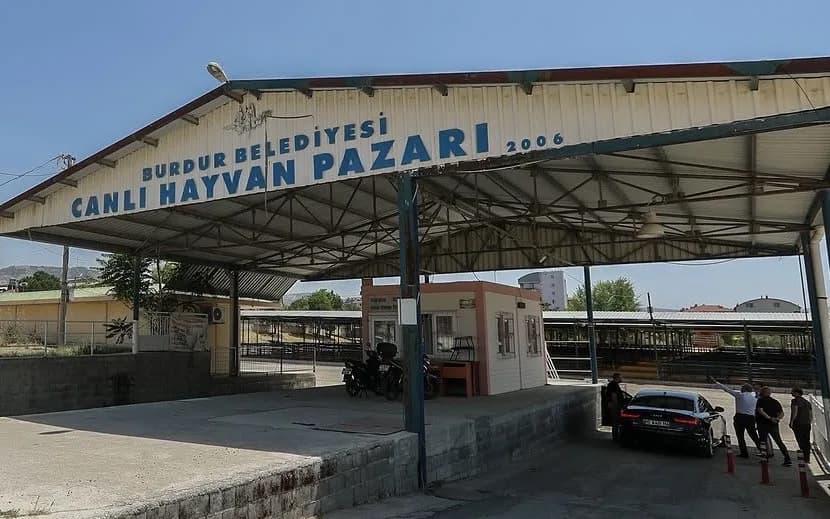 Burdur Canlı Hayvan Pazarı girişinde şap hastalığı nedeniyle kapatma uyarısı