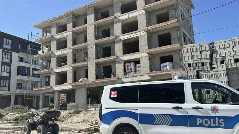 Burdur’da bir inşaatta çatı ustası olarak çalışan adam, inşaatta geçirdiği kalp krizi sonucu hayatını kaybetti.