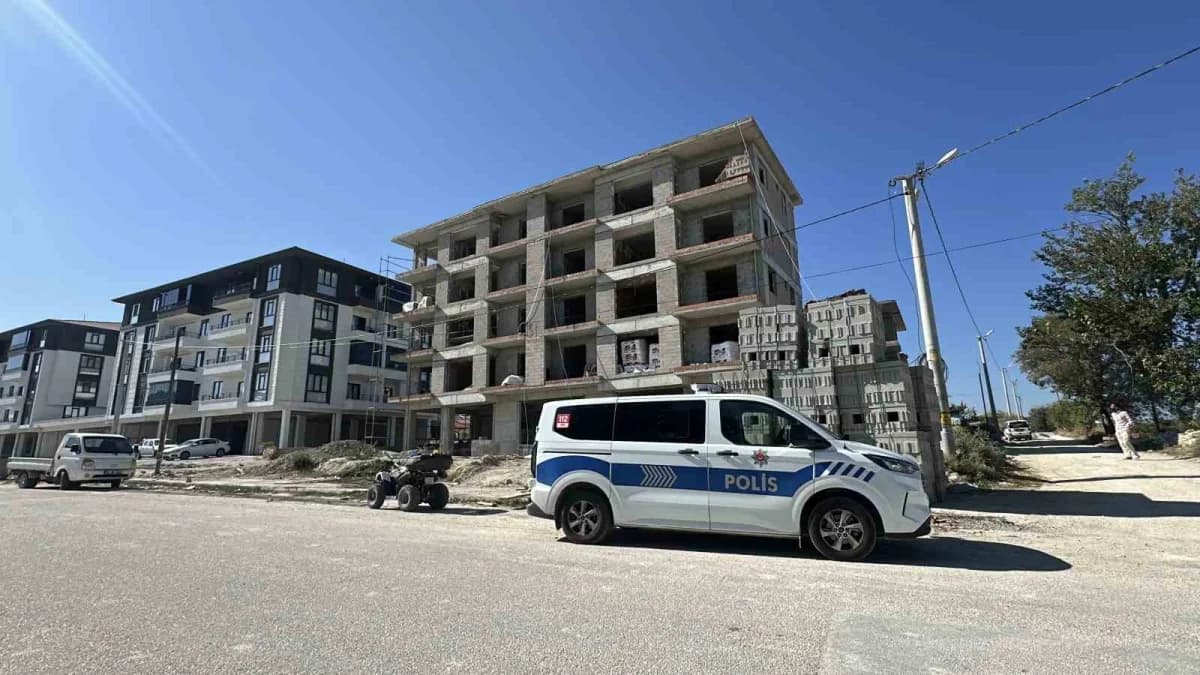 Burdur’da bir inşaatta çatı ustası olarak çalışan adam, inşaatta geçirdiği kalp krizi sonucu hayatını kaybetti.