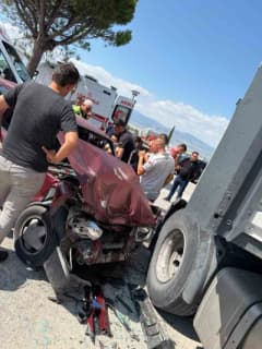 Burdur Aydınlık Evler Mahallesi Milli Egemenlik Caddesi’nde otomobil ile tırın çarpıştığı trafik kazası
