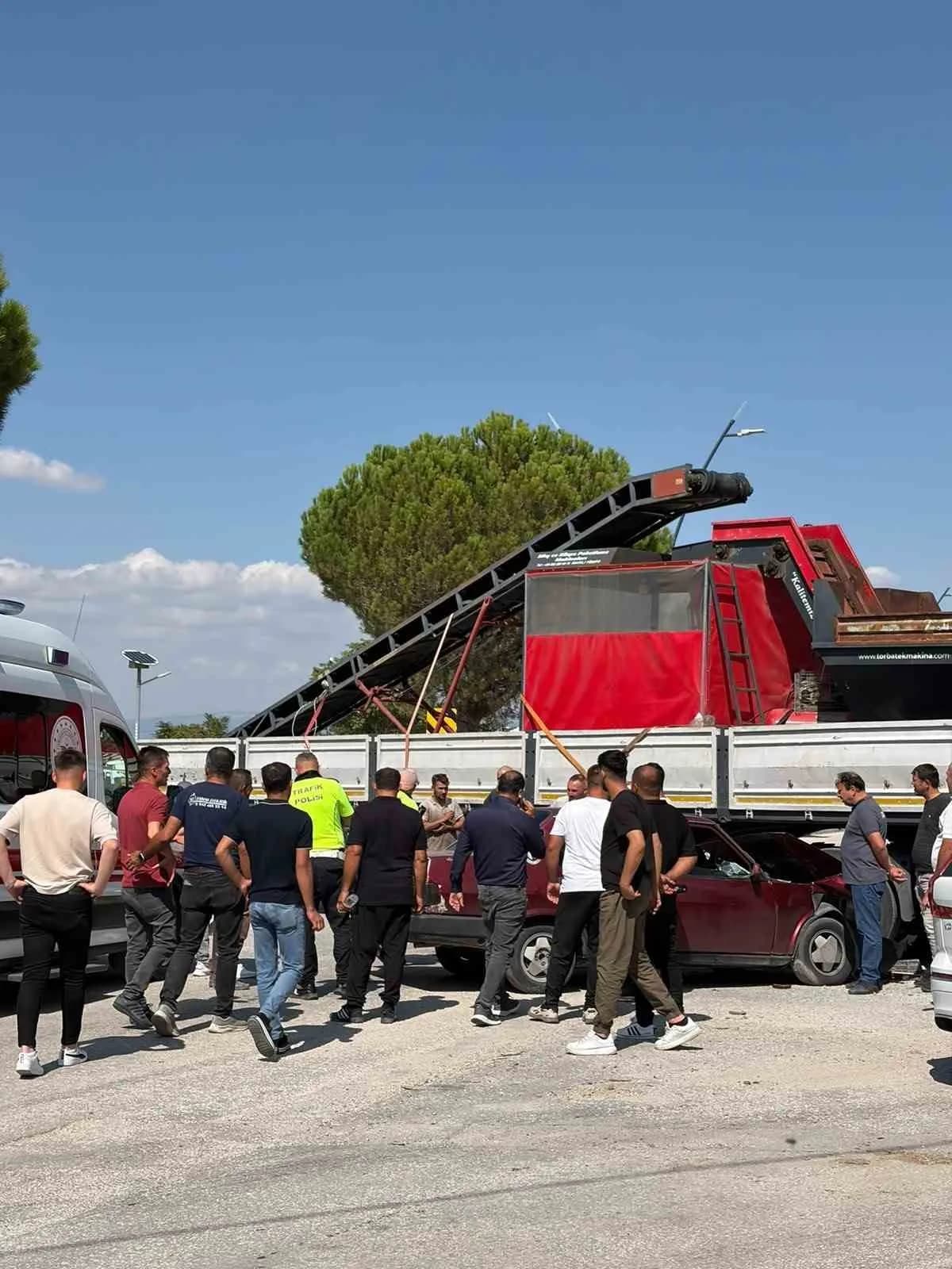 Burdur'da otomobil ile tırın çarpışması sonucu meydana gelen trafik kazasında otomobilde bulunan 2 kişi yaralandı.