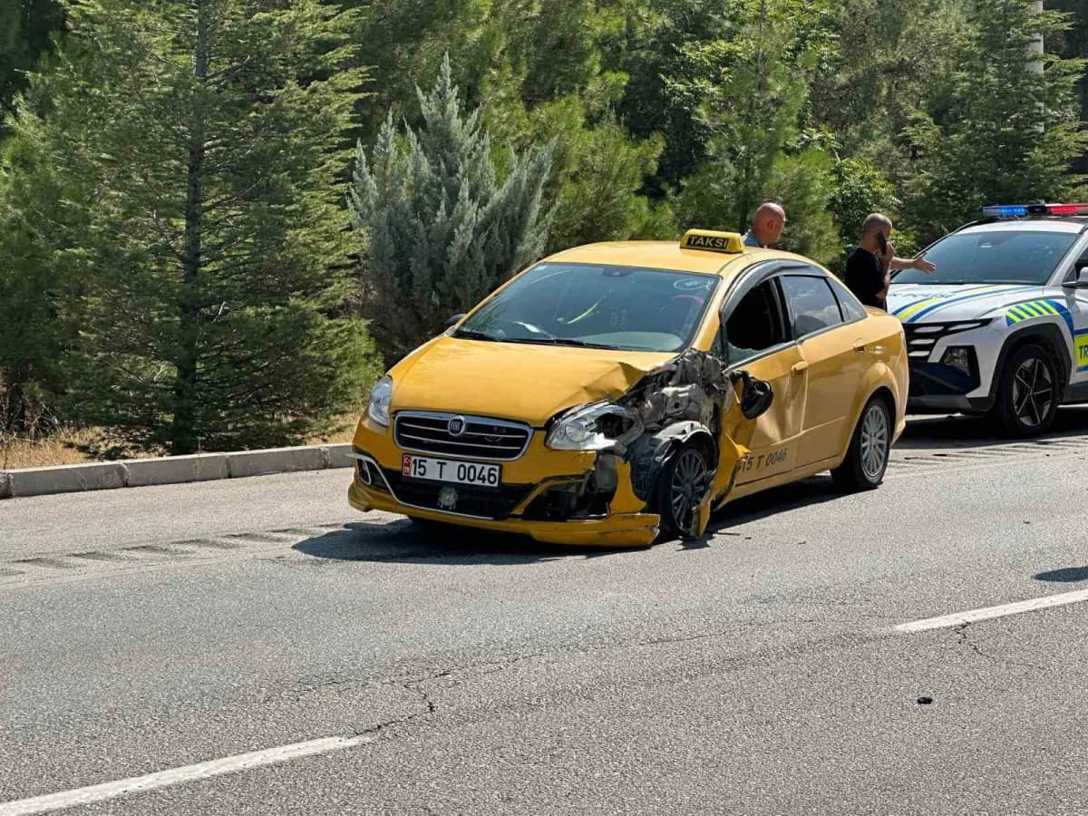 Burdur'da ticari taksinin trafik yönlendirme römorkuna çarpması sonucu meydana gelen trafik kazasında, taksi sürücüsü ya