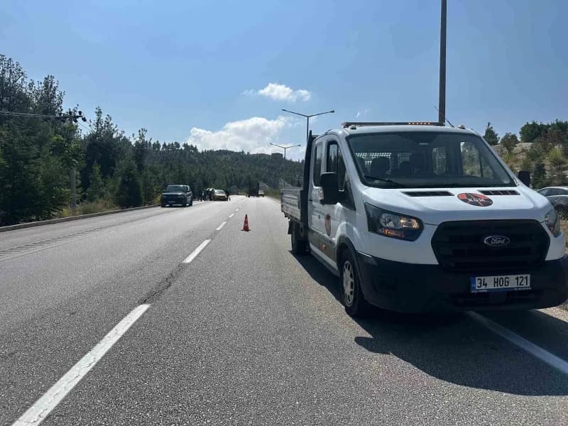 Burdur'da ticari taksinin trafik yönlendirme römorkuna çarpması sonucu meydana gelen trafik kazasında, taksi sürücüsü ya