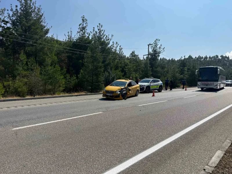 Burdur'da ticari taksinin trafik yönlendirme römorkuna çarpması sonucu meydana gelen trafik kazasında, taksi sürücüsü ya
