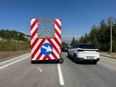 Burdur Antalya Kavşağı yakınlarında ticari taksi trafik yönlendirme römorkuna çarptı, kazada sürücü yaralandı