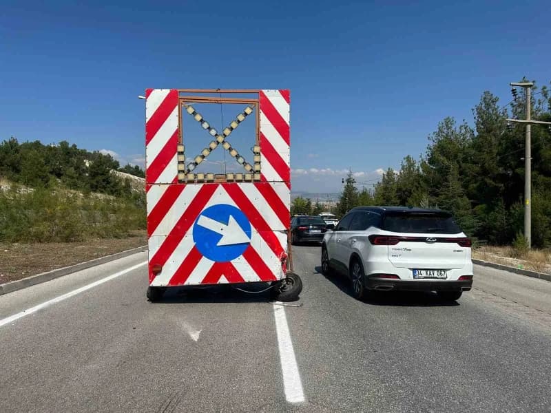 Burdur Antalya Kavşağı yakınlarında ticari taksi trafik yönlendirme römorkuna çarptı, kazada sürücü yaralandı