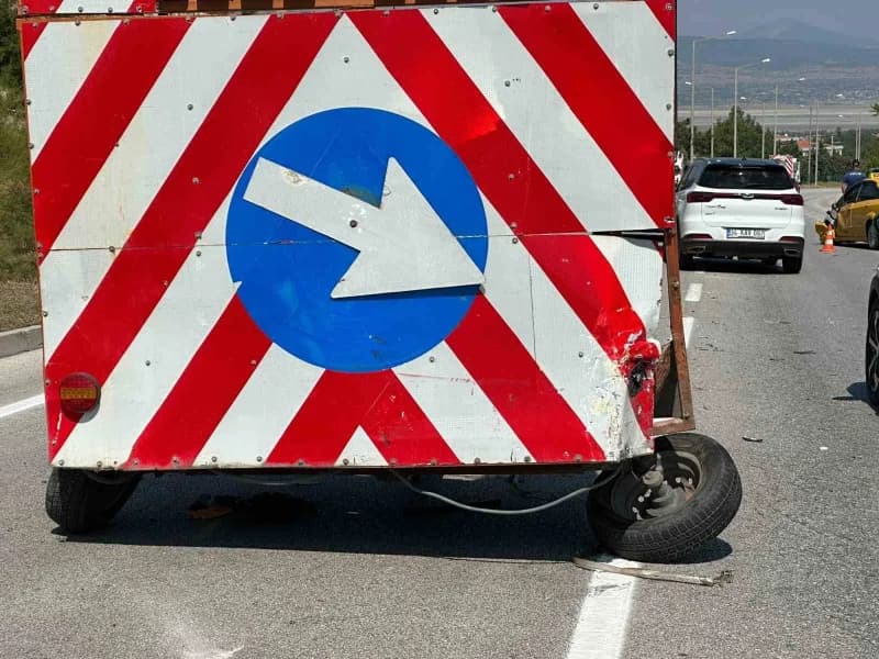 Burdur'da ticari taksinin trafik yönlendirme römorkuna çarpması sonucu meydana gelen trafik kazasında, taksi sürücüsü ya