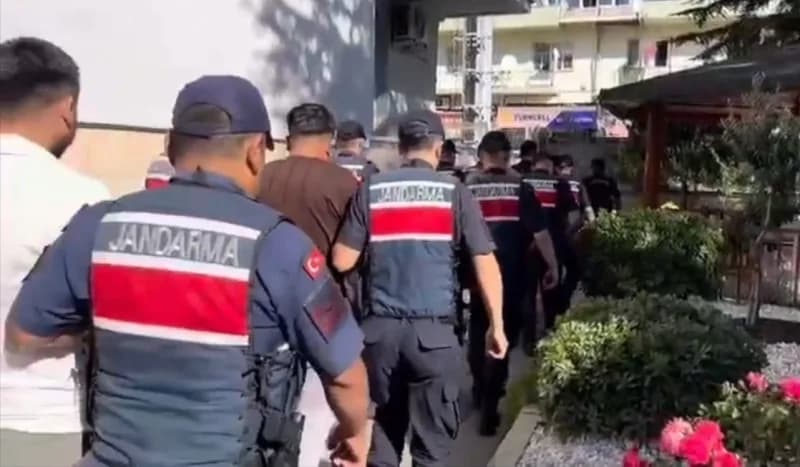 Burdur merkezli yasa dışı bahis operasyonunda jandarma ekipleri çalışma yapıyor