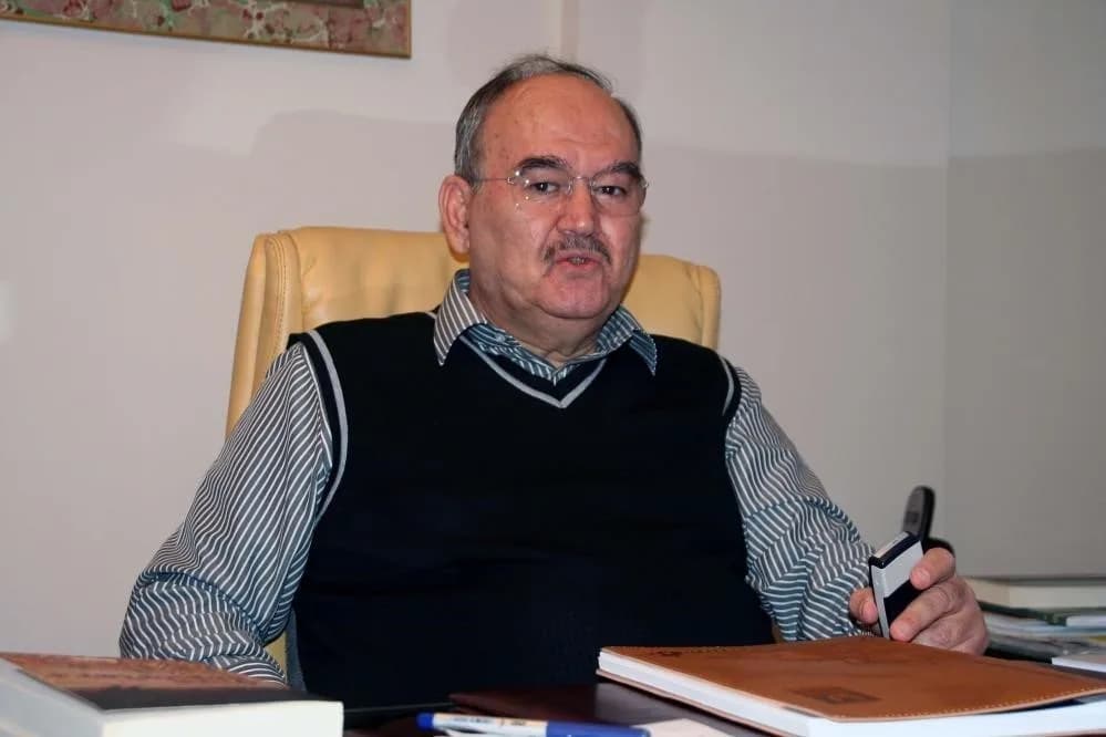 Burhan Özfatura (83) hayatını kaybetti.
