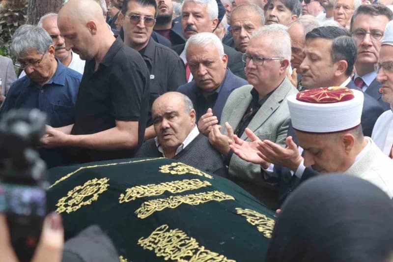 Eski İzmir Büyükşehir Belediye Başkanı Burhan Özfatura son yolculuğuna uğurlandı