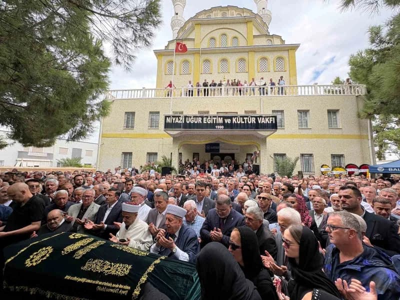Eski İzmir Büyükşehir Belediye Başkanı Burhan Özfatura son yolculuğuna uğurlandı