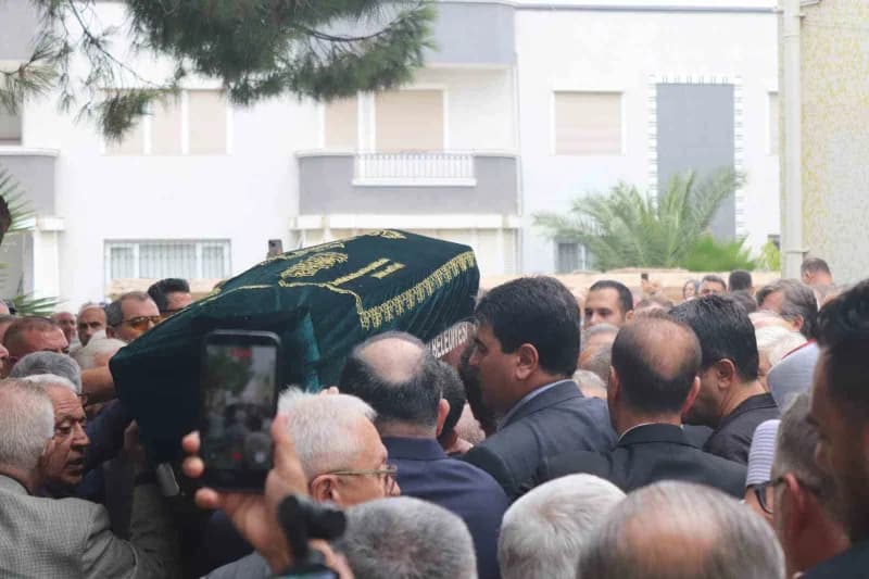Burhan Özfatura'nın cenazesi, öğle namazını müteakip kılınan cenaze namazının ardından Karabağlar Paşa Köprüsü Kabristan