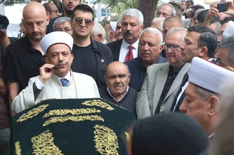 Eski İzmir Büyükşehir Belediye Başkanı Burhan Özfatura son yolculuğuna uğurlandı
