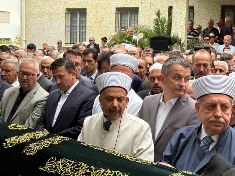 Eski İzmir Büyükşehir Belediye Başkanı Burhan Özfatura son yolculuğuna uğurlandı (En önde soldan birinci oğlu Fatih Özfa