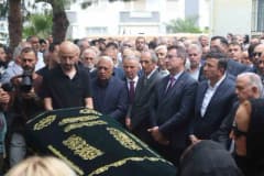 İzmir Büyükşehir Belediyesi eski başkanı Burhan Özfatura için Balçova Niyazi Uğur Camii’nde düzenlenen cenaze töreninden