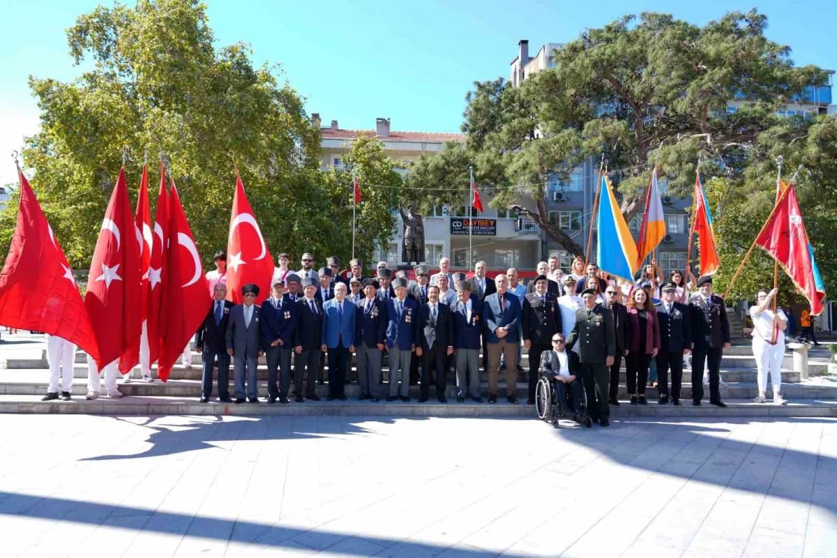 Burhaniye Cumhuriyet Meydanı’nda Gaziler Günü töreninde Atatürk Anıtı önünde çelenk sunumu yapılıyor