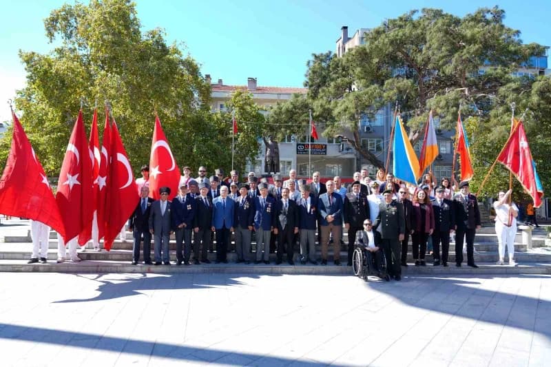 Burhaniye Cumhuriyet Meydanı’nda Gaziler Günü töreninde Atatürk Anıtı önünde çelenk sunumu yapılıyor