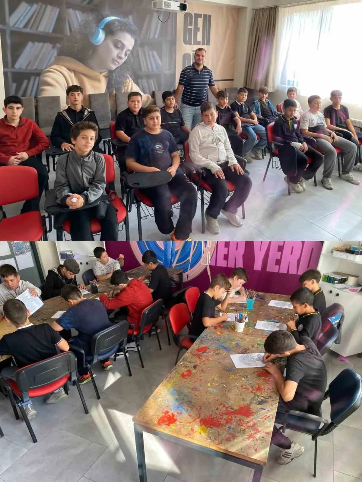 Burhaniye Gençlik Merkezi’nde hafızlık öğrencilerinin katıldığı sanatsal etkinlikten bir kare
