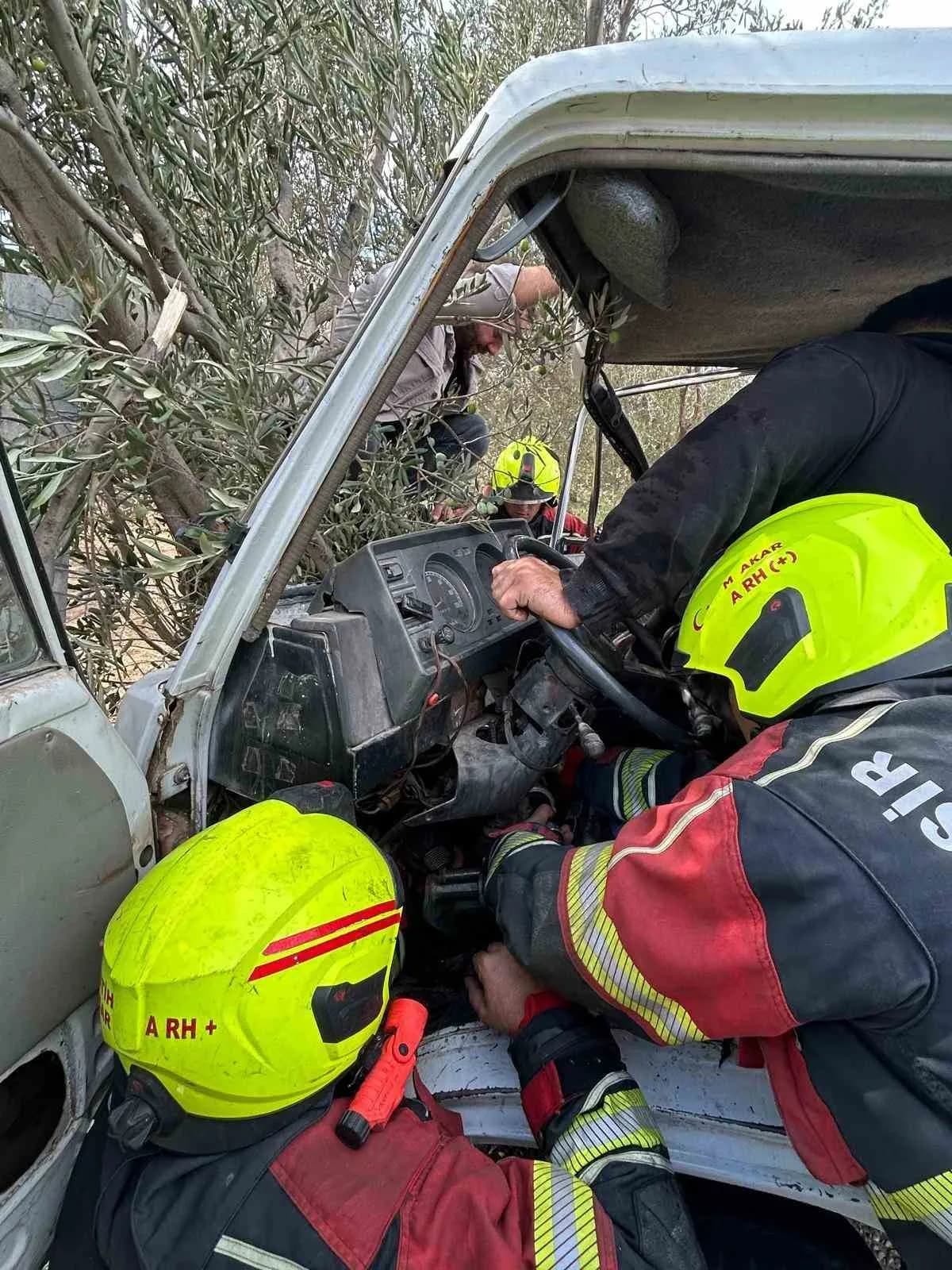 Burhaniye’de zeytin ağacına çarpan kamyonet ve olay yerine gelen itfaiye ekipleri