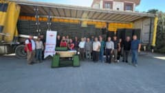 Burhaniye’de çiftçilere dağıtılan marul fideleri ve Tarım ve Orman İlçe Müdürlüğü yetkilileri