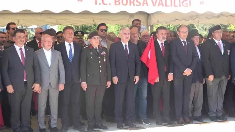 Bursa’da 19 Eylül Gaziler Günü dolayısıyla düzenlenen törende, şehitler rahmet ve minnetle anılırken, gazilerin vatan iç
