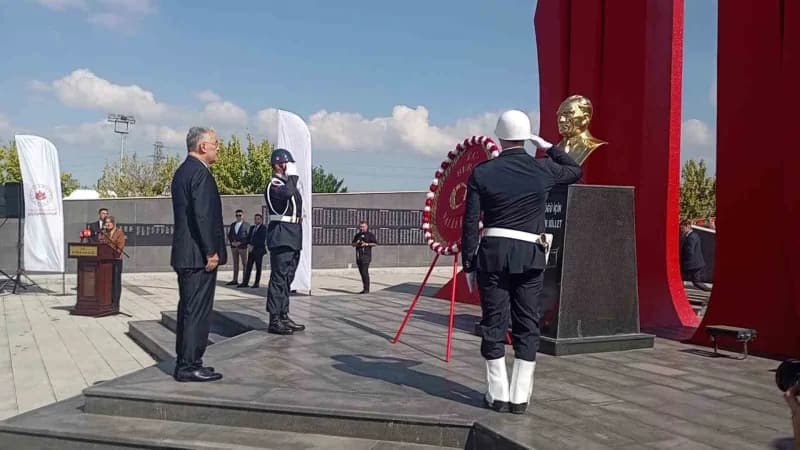 Bursa’da 19 Eylül Gaziler Günü dolayısıyla düzenlenen törende, şehitler rahmet ve minnetle anılırken, gazilerin vatan iç