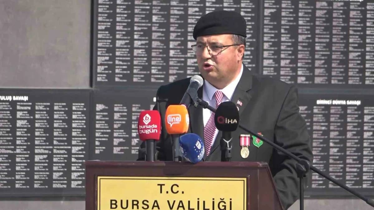 Bursa’da 19 Eylül Gaziler Günü dolayısıyla düzenlenen törende, şehitler rahmet ve minnetle anılırken, gazilerin vatan iç