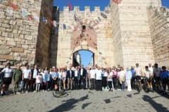 Bursa Heykel Atatürk Caddesi’nde Avrupa Hareketlilik Haftası kapsamında düzenlenen Arabasız Bir Gün etkinliğinde yürüyüş