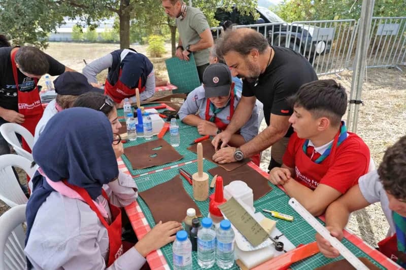 Neolitik ve Kalkolitik dönemlere ait kazı alanları, mimari canlandırmalar ve geleneksel yapılarıyla geçmişin izlerini gü