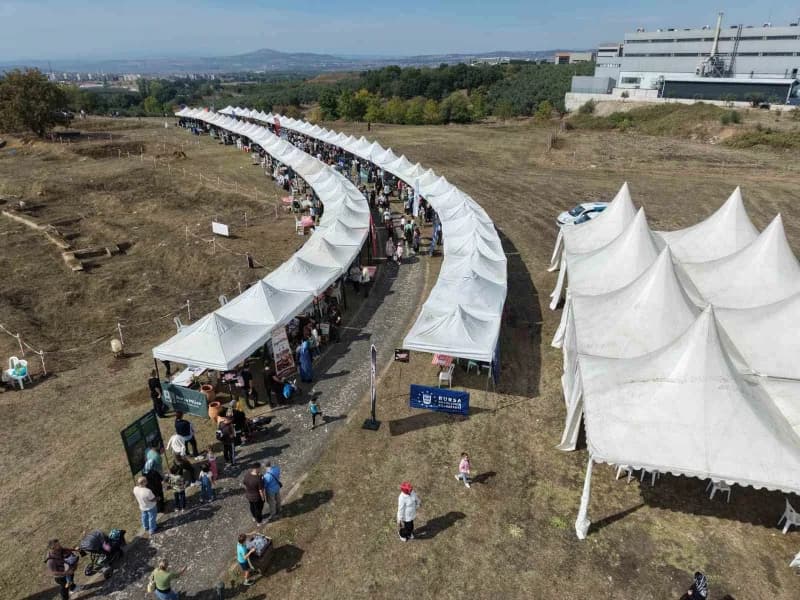 Bursa Aktopraklık Höyük Arkeopark’ta düzenlenen Arkeofest festivalinde ziyaretçiler arkeoloji atölyelerine katılıyor
