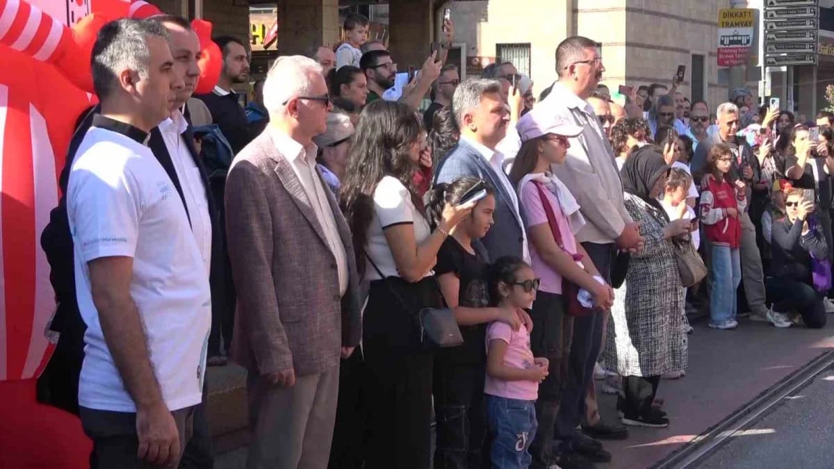 Bursa'da "Avrupa Hareketlilik Haftası" kapsamında düzenlenen etkinlikte çok sayıda vatandaş bir araya geldi. Mehter takı