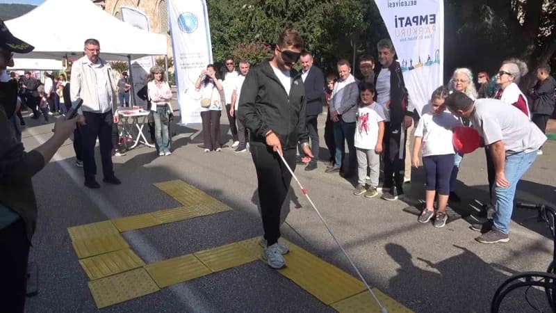 Bursa'da "Avrupa Hareketlilik Haftası" kapsamında düzenlenen etkinlikte çok sayıda vatandaş bir araya geldi. Mehter takı