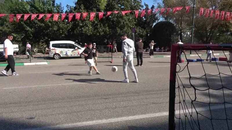 Bursa'da "Avrupa Hareketlilik Haftası" kapsamında düzenlenen etkinlikte çok sayıda vatandaş bir araya geldi. Mehter takı