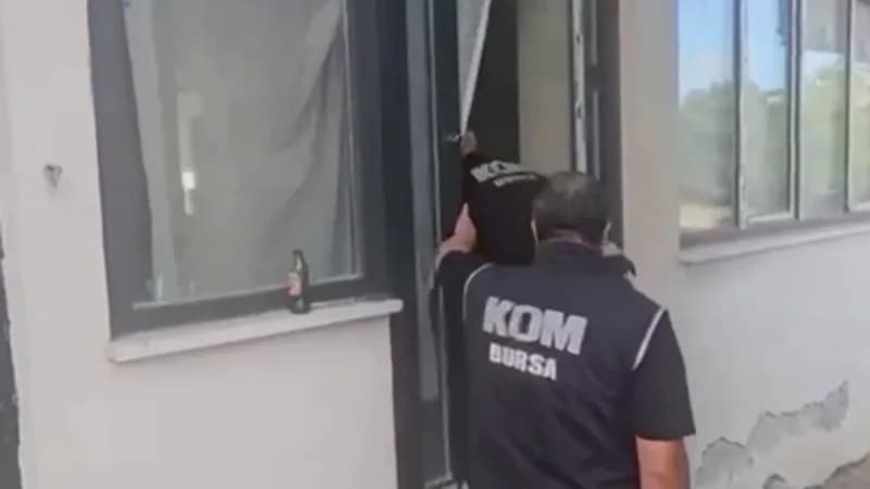 Bursa'da polis ekiplerinin tütün ve tütün mamulleri kaçakçılığına yönelik operasyon düzenledi.