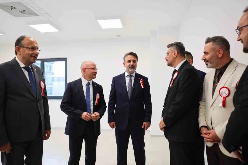 Açılış törenine Büyükşehir Belediye Başkan Vekili Şahin Biba'nın yanı sıra AK Parti Bursa İl Başkanı Davut Gürkan, AK Pa