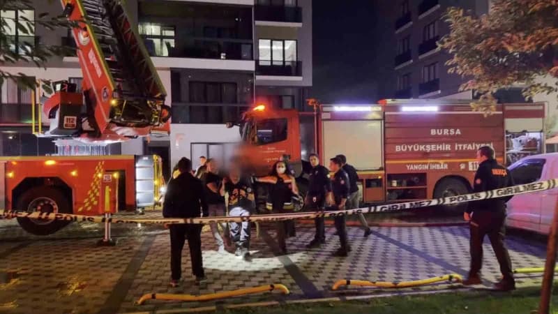 Yangın sırasında binada mahsur kalan 19 kişi, İtfaiye ekiplerinin çalışmasıyla güvenli şekilde tahliye edilerek 112 Acil