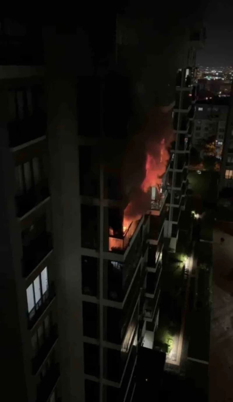Merkez Nilüfer ilçesi Barış Mahallesi'nde bulunan bir binada henüz belirlenemeyen nedenle yangın çıktı.