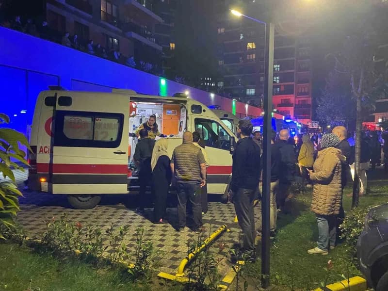 Bursa'da bir binada çıkan yangında mahsur kalan 19 kişi, İtfaiye ekiplerinin müdahalesiyle kurtarıldı.