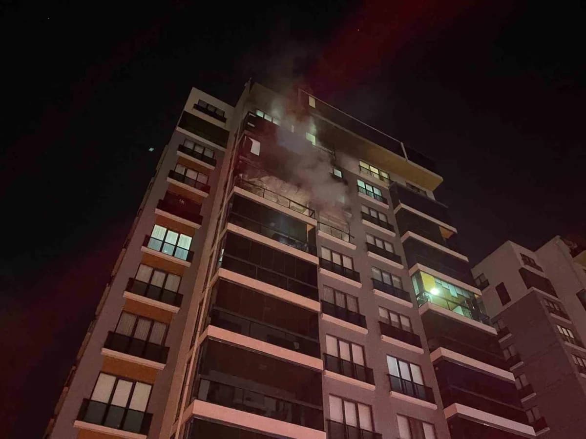 Bursa Nilüfer’de bir binada çıkan yangına müdahale eden itfaiye ekipleri ve kurtarılan vatandaşlar