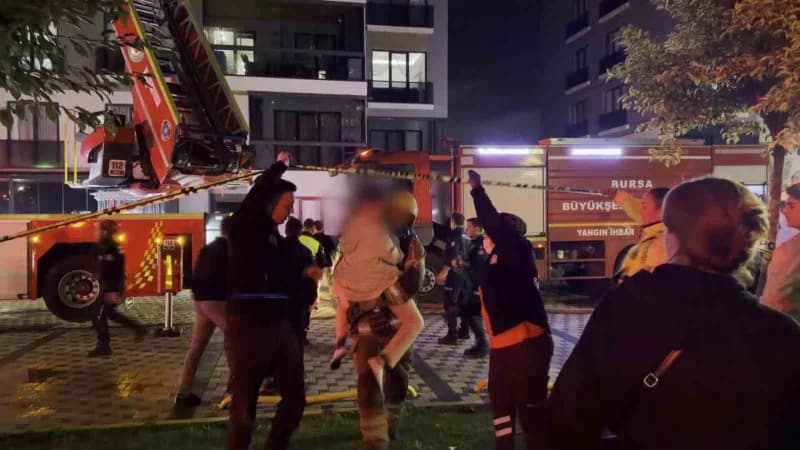 Binadaki diğer vatandaşların tahliye işlemleri sürerken, ekiplerin olay yerindeki soğutma çalışmaları devam ediyor.