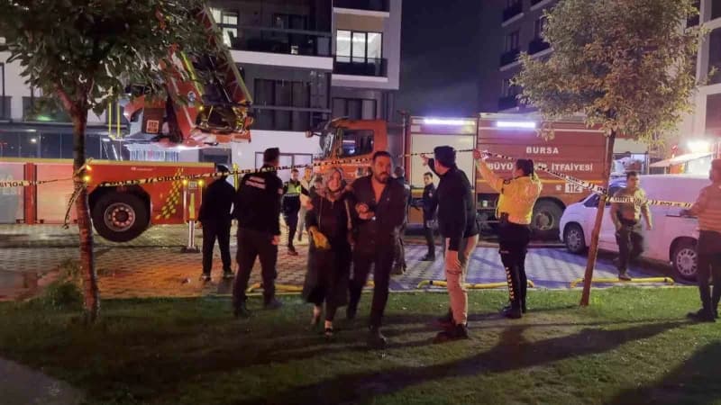 Yangın sırasında binada mahsur kalan 19 kişi, İtfaiye ekiplerinin çalışmasıyla güvenli şekilde tahliye edilerek 112 Acil