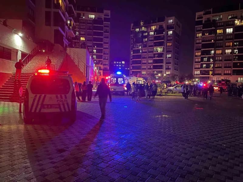 Bursa'da bir binada çıkan yangında mahsur kalan 19 kişi, İtfaiye ekiplerinin müdahalesiyle kurtarıldı.