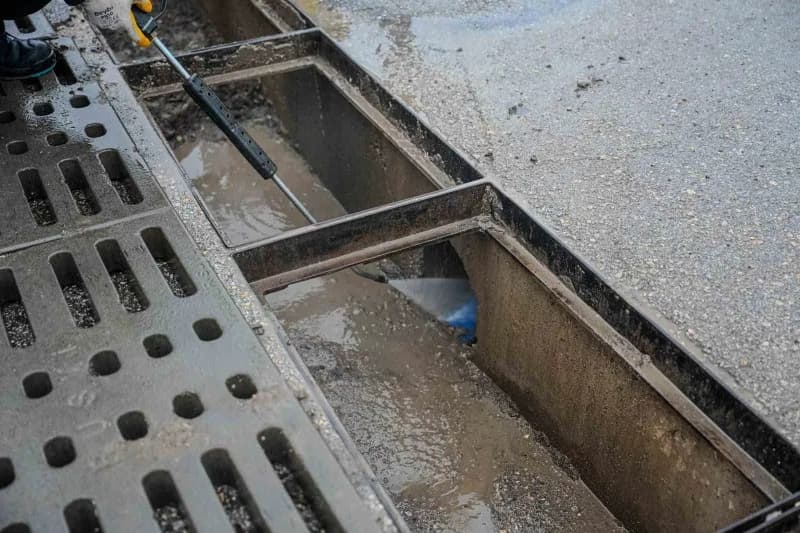 Bursa Büyükşehir Belediyesi, şehir genelinde etkili olan yoğun yağış ve olumsuz hava koşullarına karşı tüm birimleriyle
