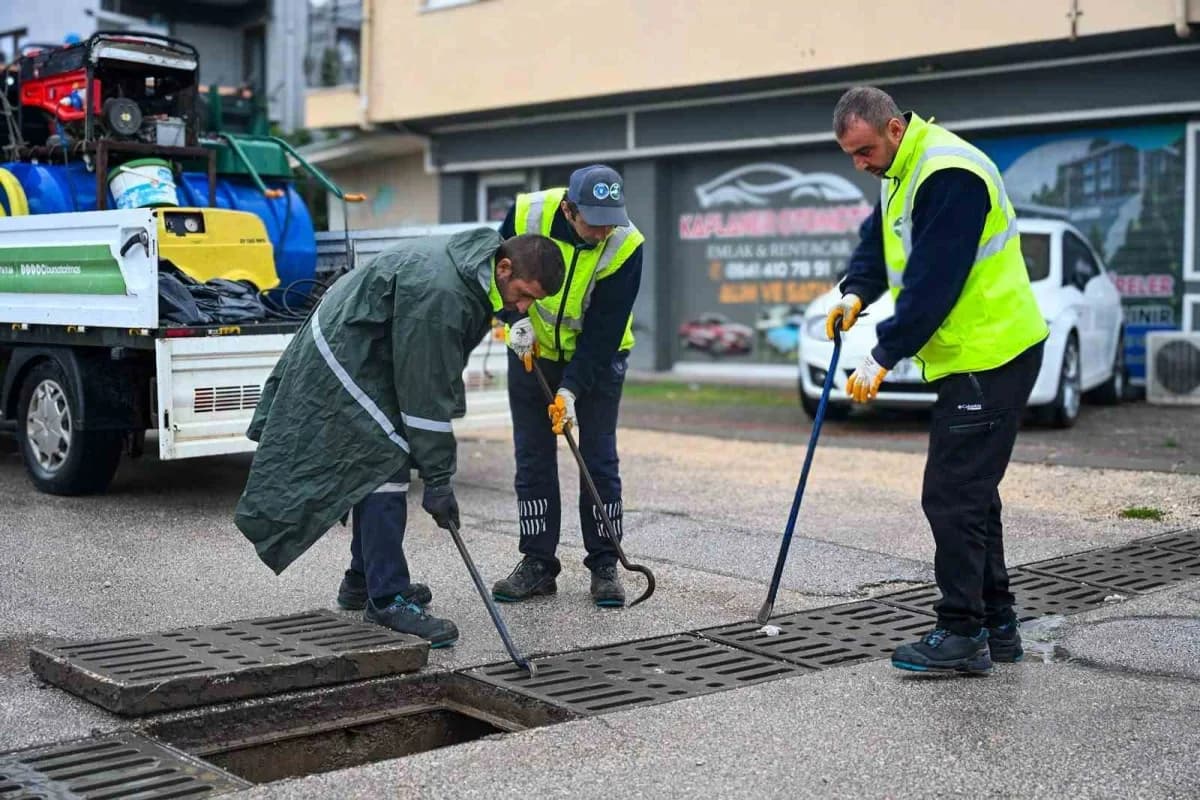 Bursa Büyükşehir Belediyesi, şehir genelinde etkili olan yoğun yağış ve olumsuz hava koşullarına karşı tüm birimleriyle