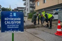 Bursa Büyükşehir Belediyesi ekipleri yağış nedeniyle sahada önlemler alıyor ve müdahalede bulunuyor