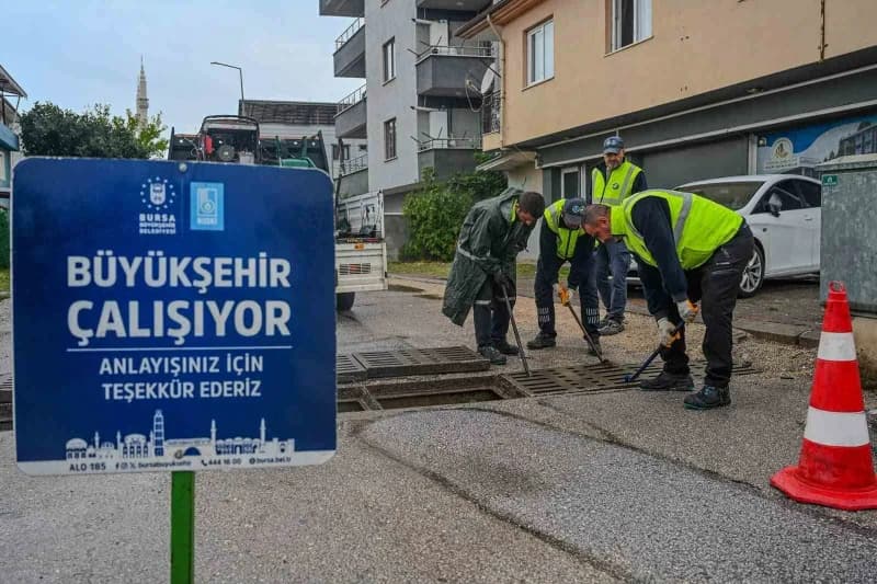 Bursa Büyükşehir Belediyesi ekipleri yağış nedeniyle sahada önlemler alıyor ve müdahalede bulunuyor