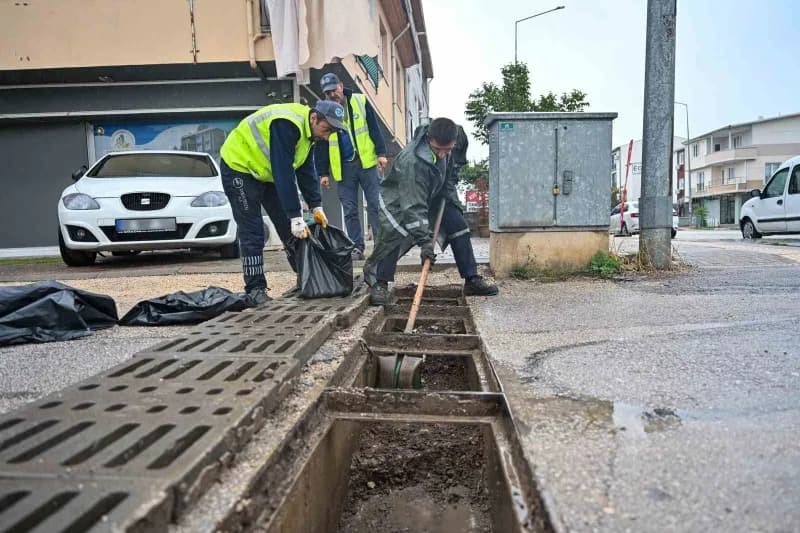 Bursa Büyükşehir Belediyesi, şehir genelinde etkili olan yoğun yağış ve olumsuz hava koşullarına karşı tüm birimleriyle