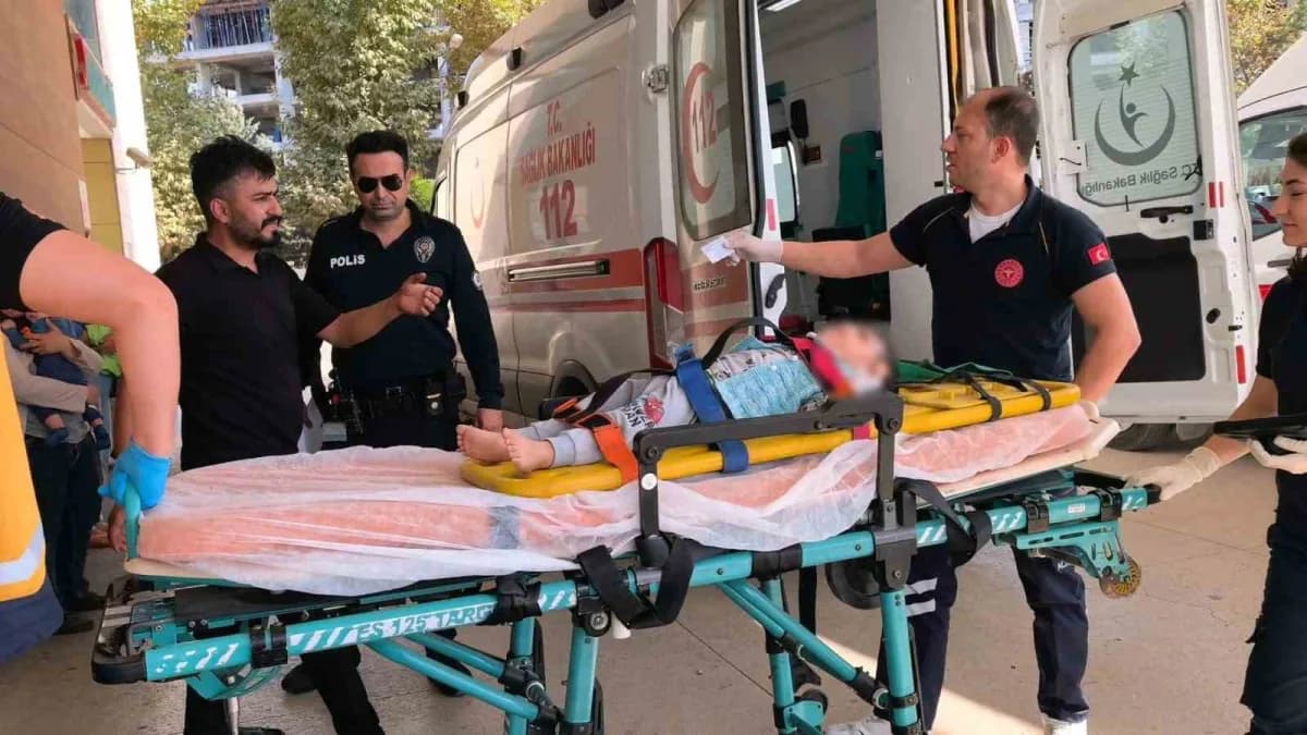 Yaralı çocuk, ambulansla İnegöl Devlet Hastanesi'ne kaldırıldı
