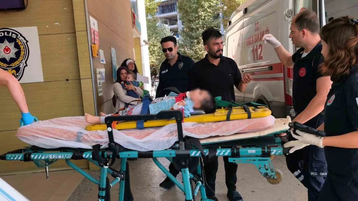 Bursa İnegöl'de 3. kat penceresinden düşen 2 yaşındaki çocuk için sağlık ekipleri müdahale ediyor